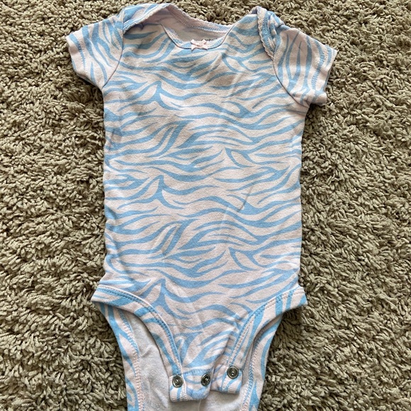 Carter’s Set of 3 Short Sleeved Onesies - Picture 6 of 7